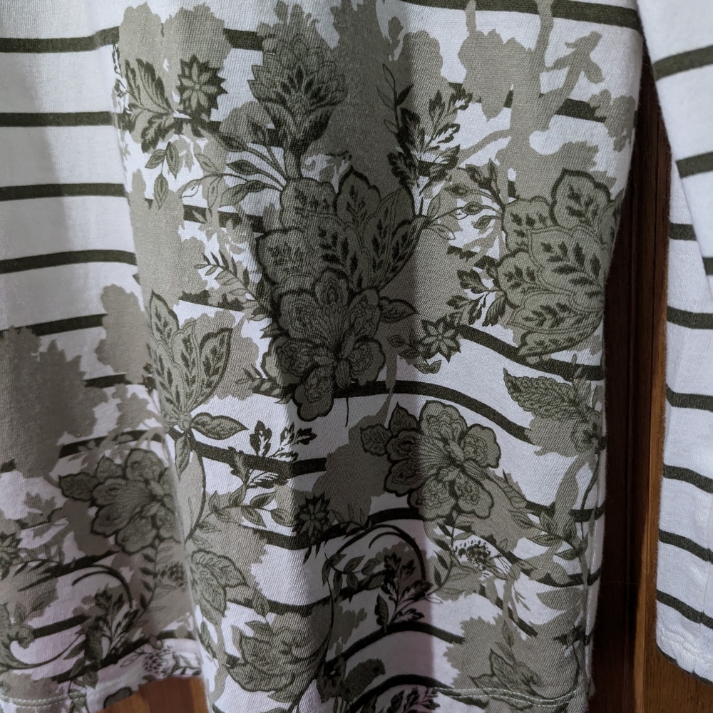 Chico's size 1 long sleeve shirt